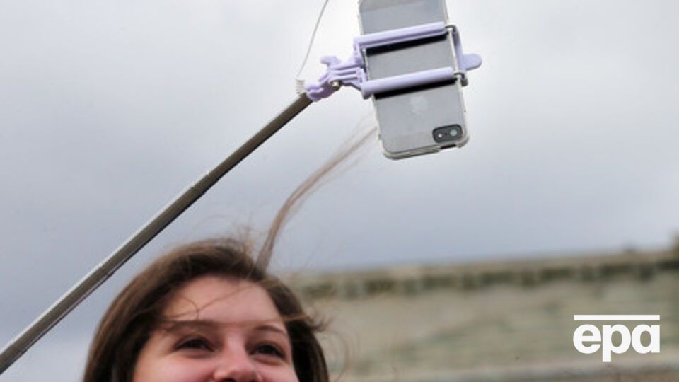 Девушка пыталась сделать селфи, но конструкция не выдержала ее веса