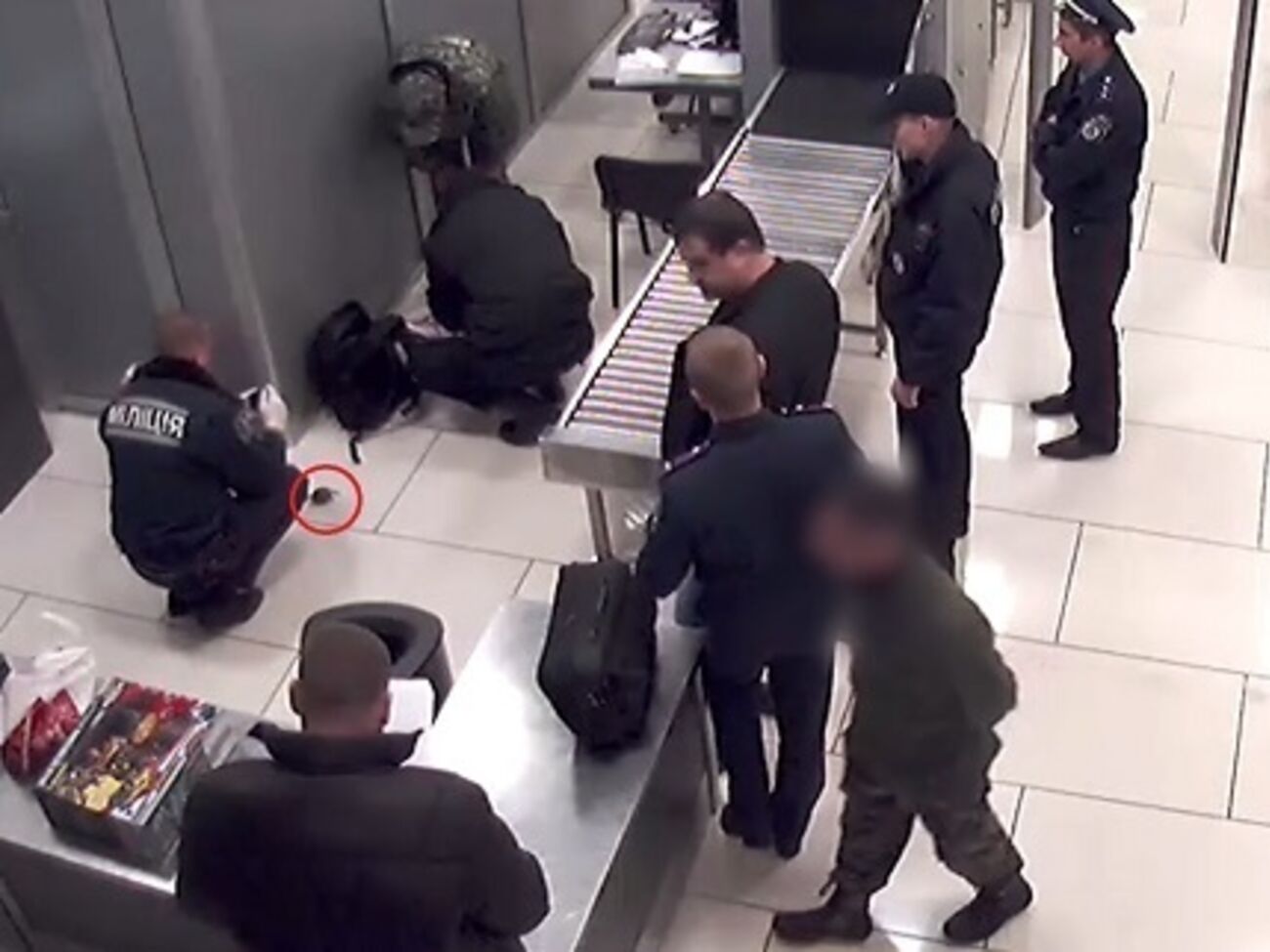 Военный пытался пронести боевую гранату на борт самолета