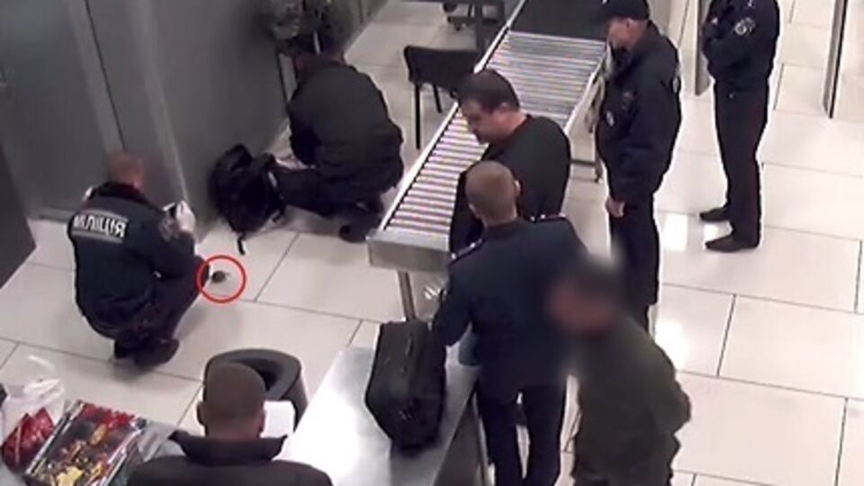 Военный пытался пронести боевую гранату на борт самолета