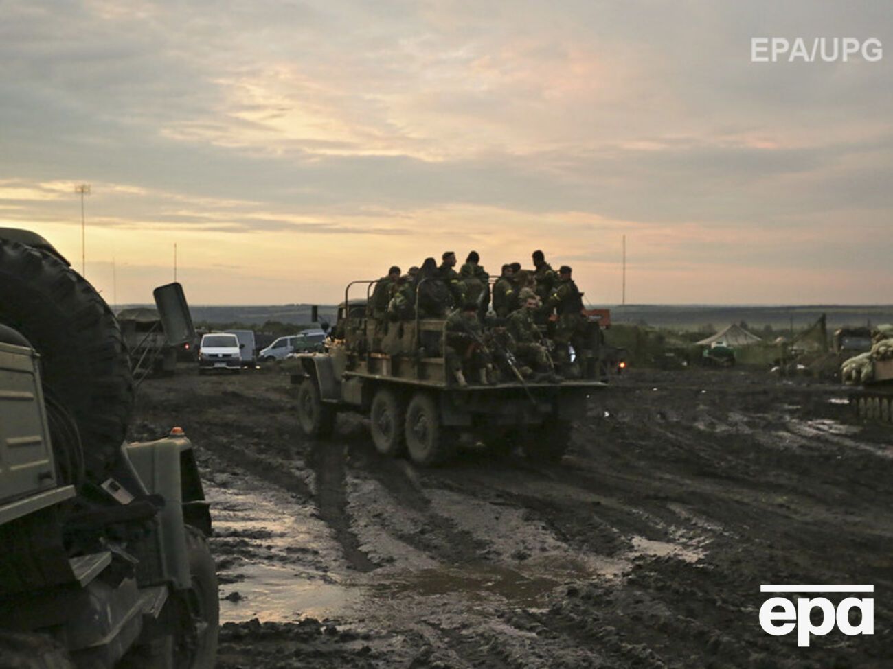 Под Мариуполем украинские военные уничтожают неразорвавшиеся боеприпасы