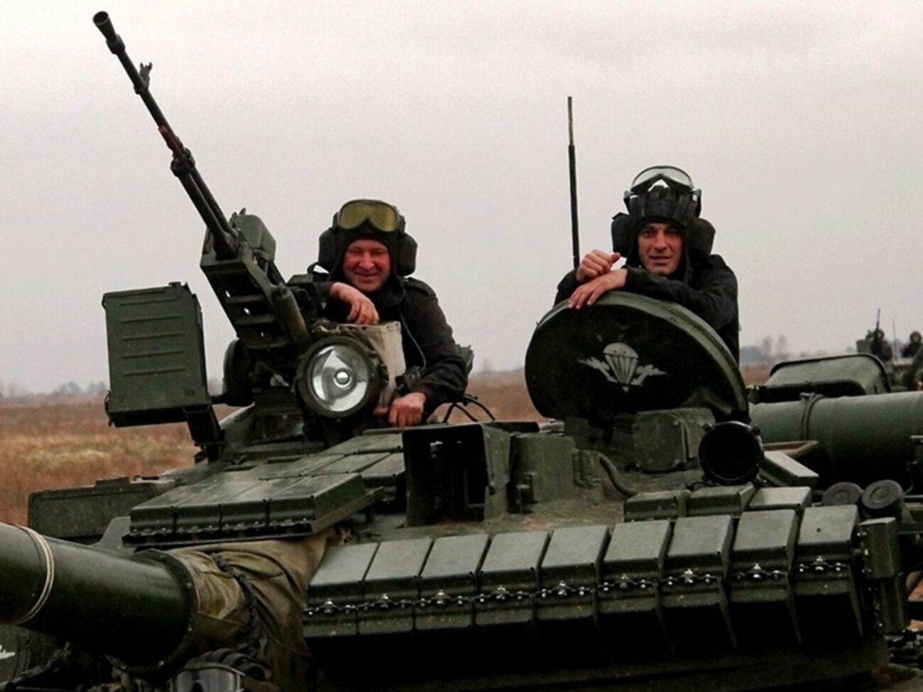 Минобороны показало, как проходят учения артиллеристов-десантников. Фоторепортаж