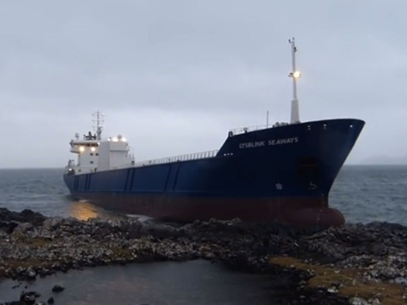 Судно село на мель на два дня, и из него вылилось в море 25 тонн нефти