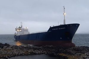 Судно село на мель на два дня, и из него вылилось в море 25 тонн нефти