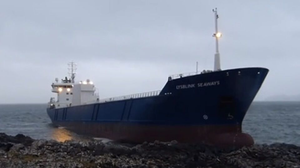 Судно село на мель на два дня, и из него вылилось в море 25 тонн нефти