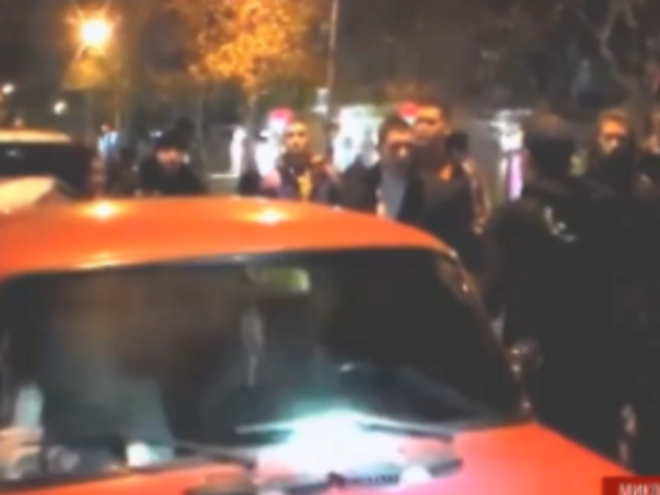 Водитель пытался скрыться, однако разгневанные горожане заблокировали его