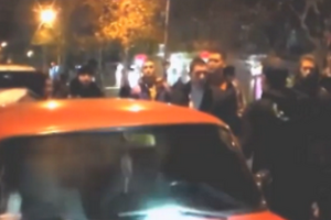 Водитель пытался скрыться, однако разгневанные горожане заблокировали его