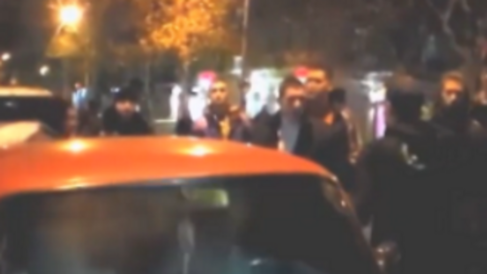 Водитель пытался скрыться, однако разгневанные горожане заблокировали его