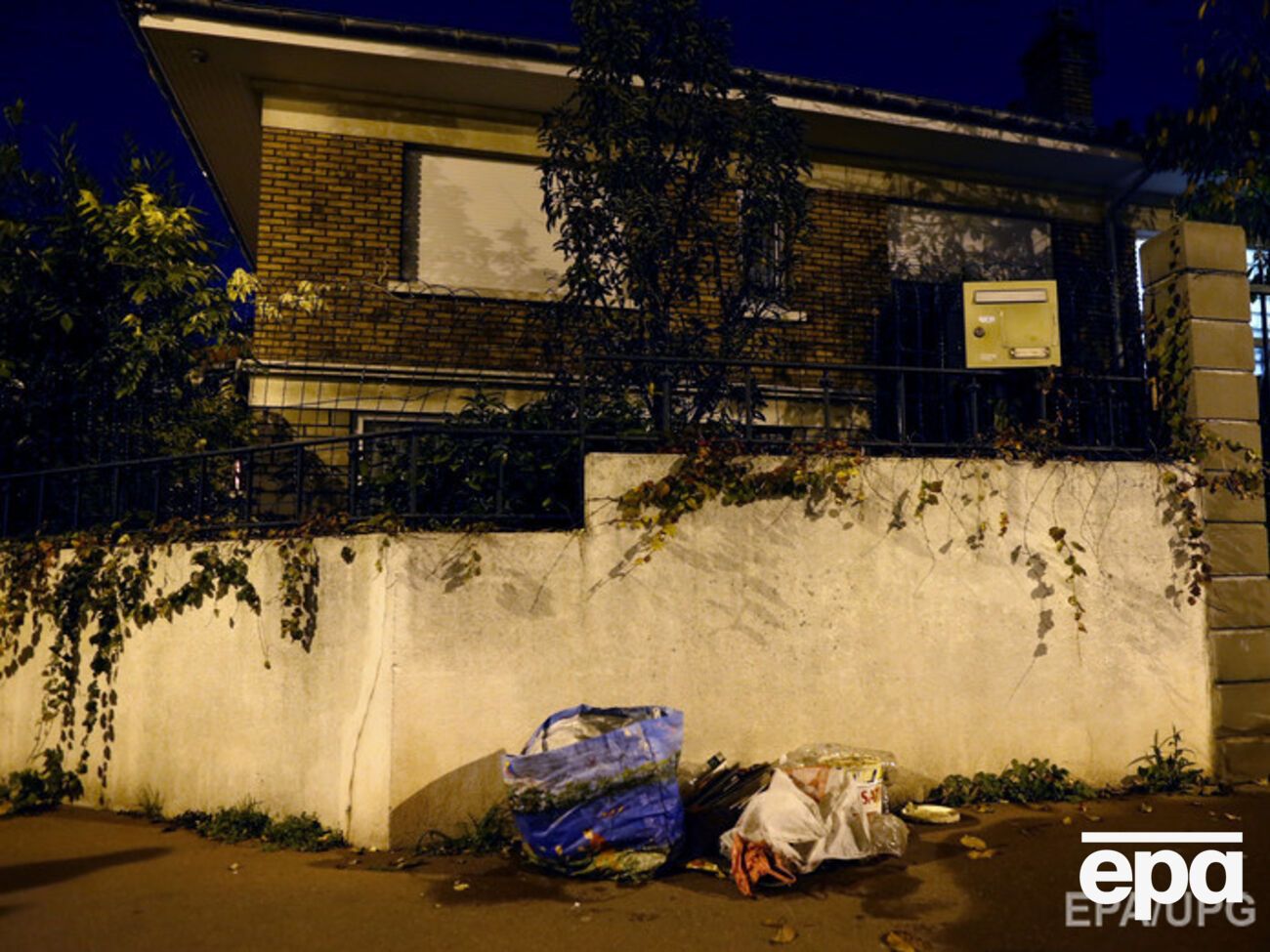 Содержимое мусорного бака в Монруже, где находился пояс смертника