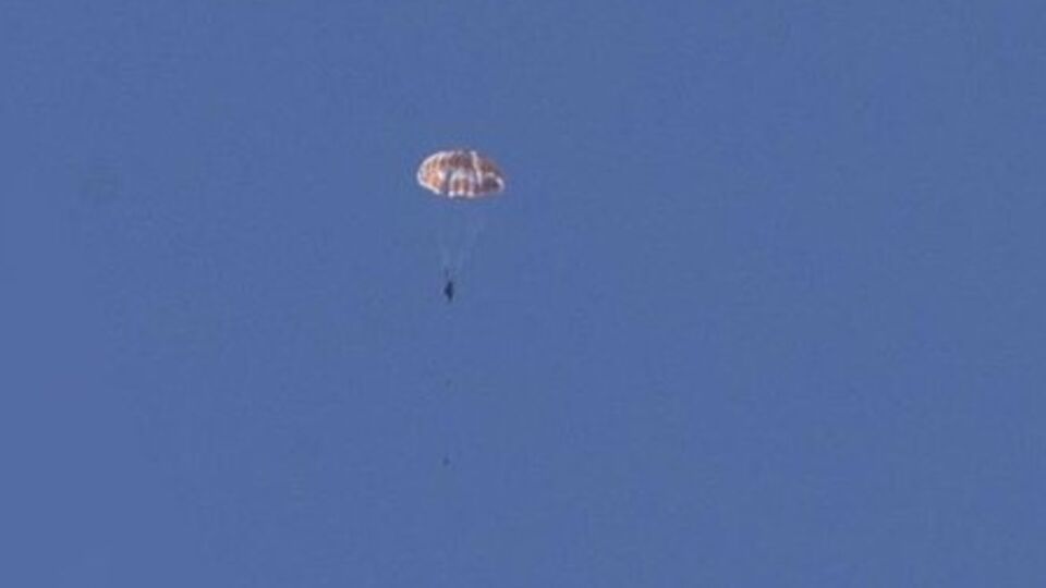 Российские летчики катапультировались с парашютами