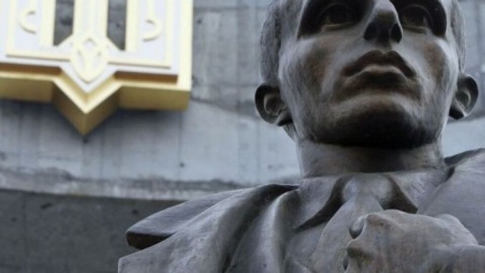Во Львове украли скульптуру с изображением знаменитого идеолога и теоретика украинского нацинализма