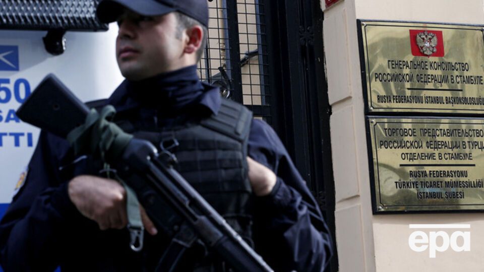 Российское консульство в Стамбуле охраняют вооруженные полицейские