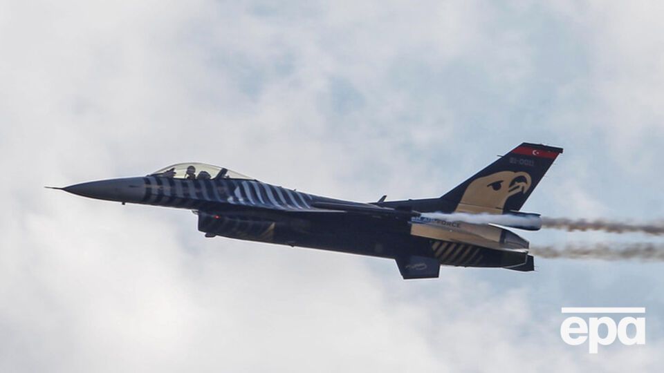 Турецкий F-16 не пытался установить контакт с российским экипажем, заявили в Генштабе РФ