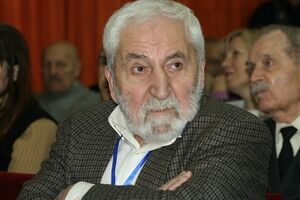 Алексей Симонов вспоминает, что его знаменитый отец обожал грузинскую кухню и с удовольствием сам жарил мясо