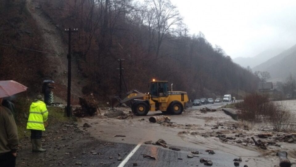 В Закарпатской области откачали воду из затопленных домов и продолжают ликвидировать последствия паводка