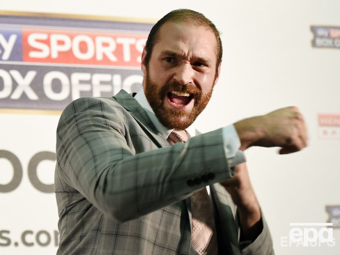 Фьюри недоволен экипировкой