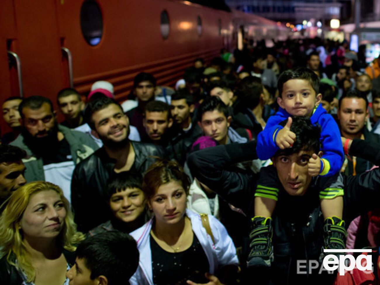 Вальс предложил поддерживать беженцев вне границ ЕС