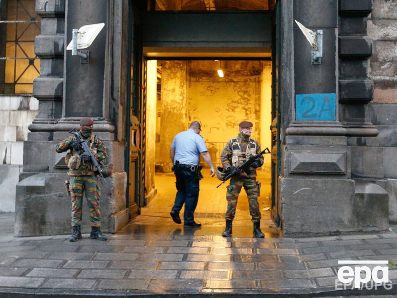 Вход в здание суда охраняет бельгийская армия