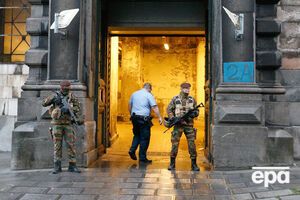 Вход в здание суда охраняет бельгийская армия