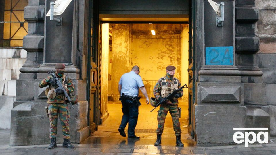 Вход в здание суда охраняет бельгийская армия
