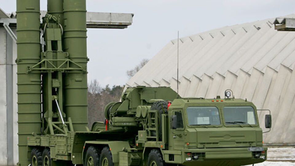 Комплекс С-400 способен на дальности до 400 км поражать аэродинамические цели (самолеты, крылатые ракеты)