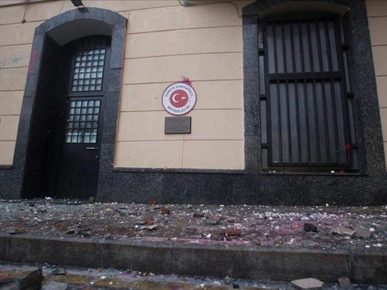 Протестующие в Москве забросали турецкое посольство камнями