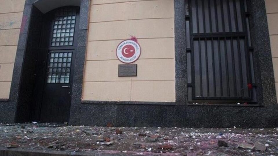 Протестующие в Москве забросали турецкое посольство камнями