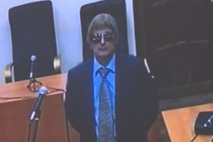 Выступая в суде, подполковник ФСБ Алексей Почечуев был в парике и темных очках, что стало причиной для проведения исследования почерка свидетеля