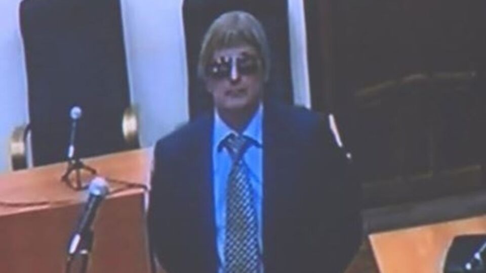 Выступая в суде, подполковник ФСБ Алексей Почечуев был в парике и темных очках, что стало причиной для проведения исследования почерка свидетеля