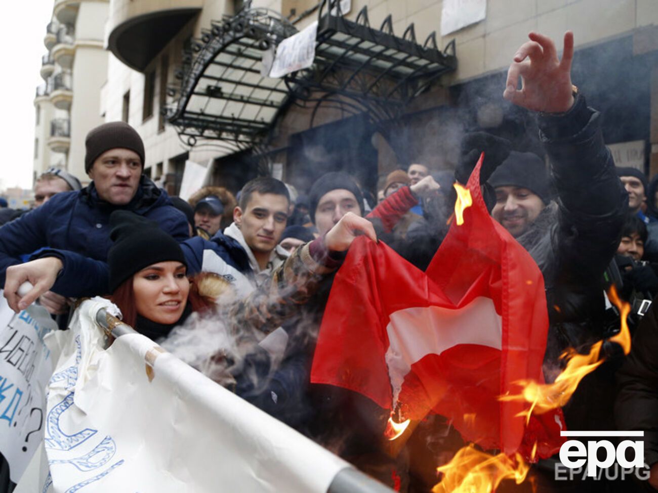 Протестующие в Москве сожгли турецкий флаг