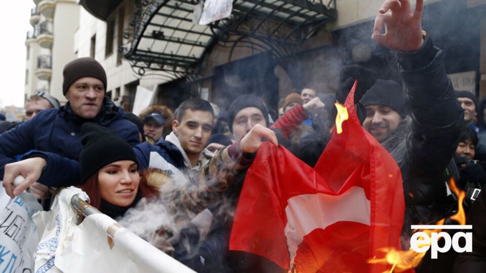 Протестующие в Москве сожгли турецкий флаг