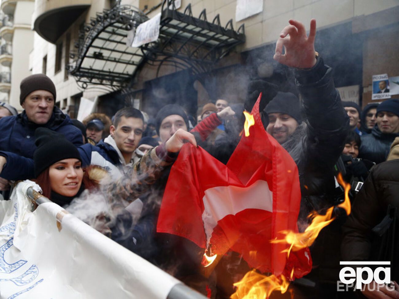 Москвичи сожгли турецкий флаг возле посольства Турции