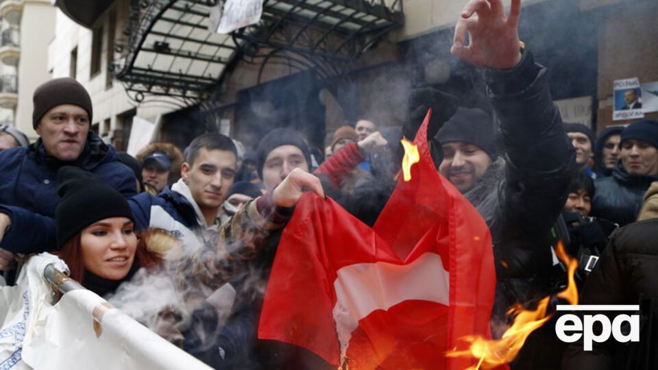 Москвичи сожгли турецкий флаг возле посольства Турции