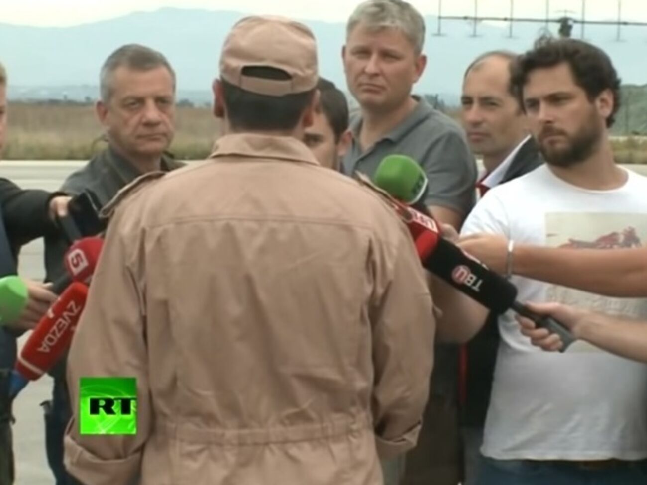 Российский летчик прочитал ответы на вопросы журналистов