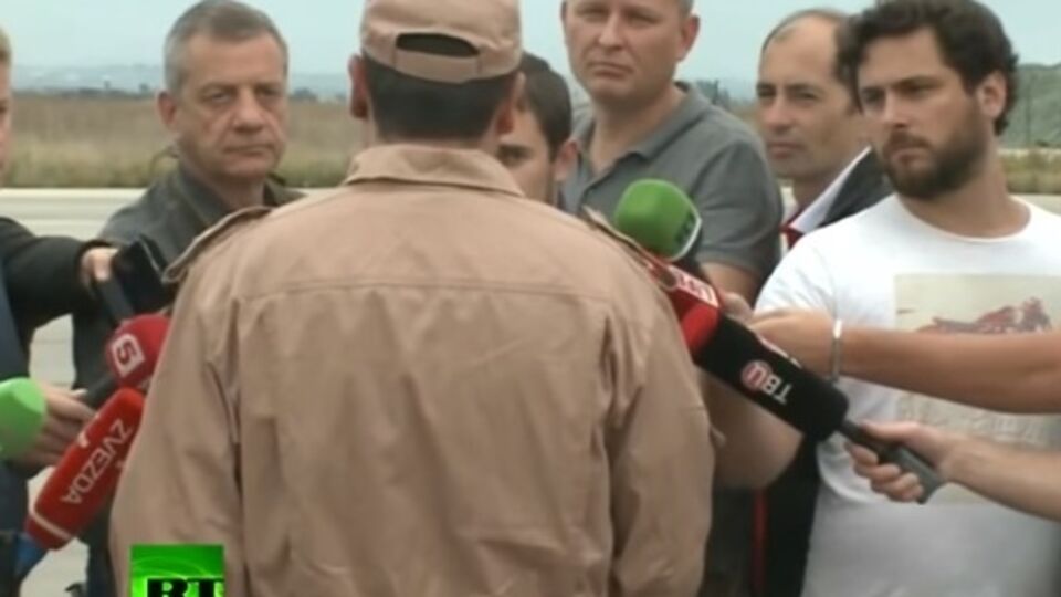 Российский летчик прочитал ответы на вопросы журналистов