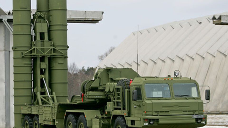 Россия намерена перебросить на авиабазу Хмеймим в Сирии зенитно-ракетные системы С-300 и С-400