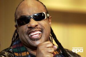 Уандер исполнил собственную песню 1967 года дуэтом