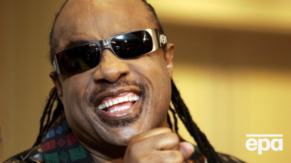 Уандер исполнил собственную песню 1967 года дуэтом