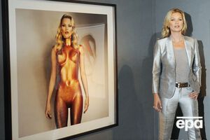 Кейт Мосс фотографировалась рядом с собственным снимком в "доспехах" Джонса