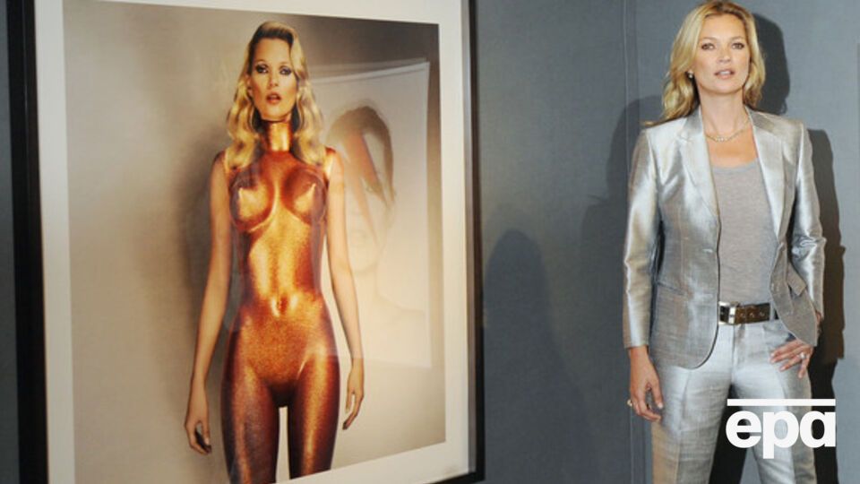 Кейт Мосс фотографировалась рядом с собственным снимком в "доспехах" Джонса