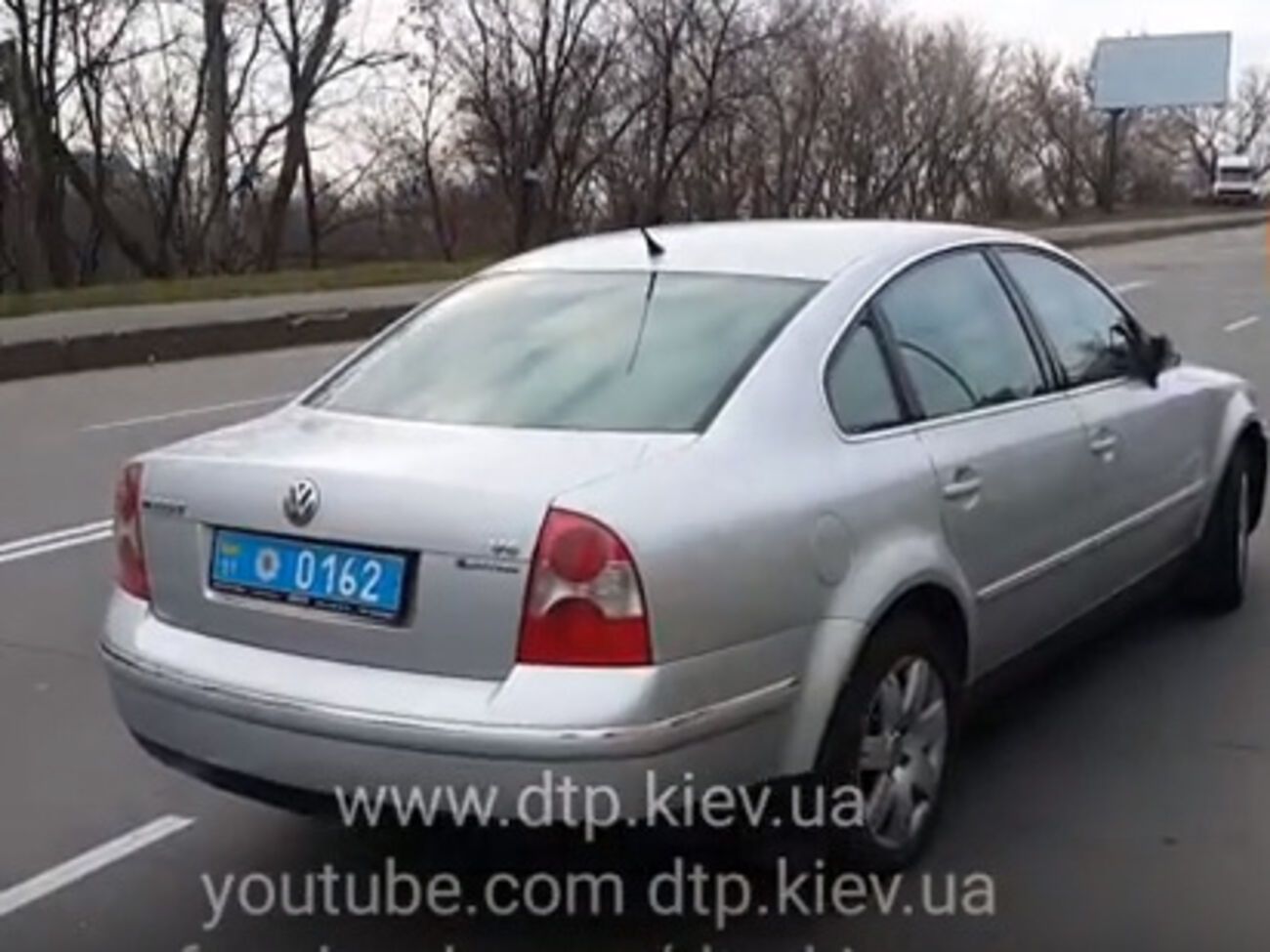 В Нацполиции сообщили, что иномарка с синими номерами на пешеходном переходе сбила женщину