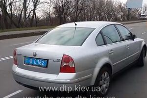 В Нацполиции сообщили, что иномарка с синими номерами на пешеходном переходе сбила женщину