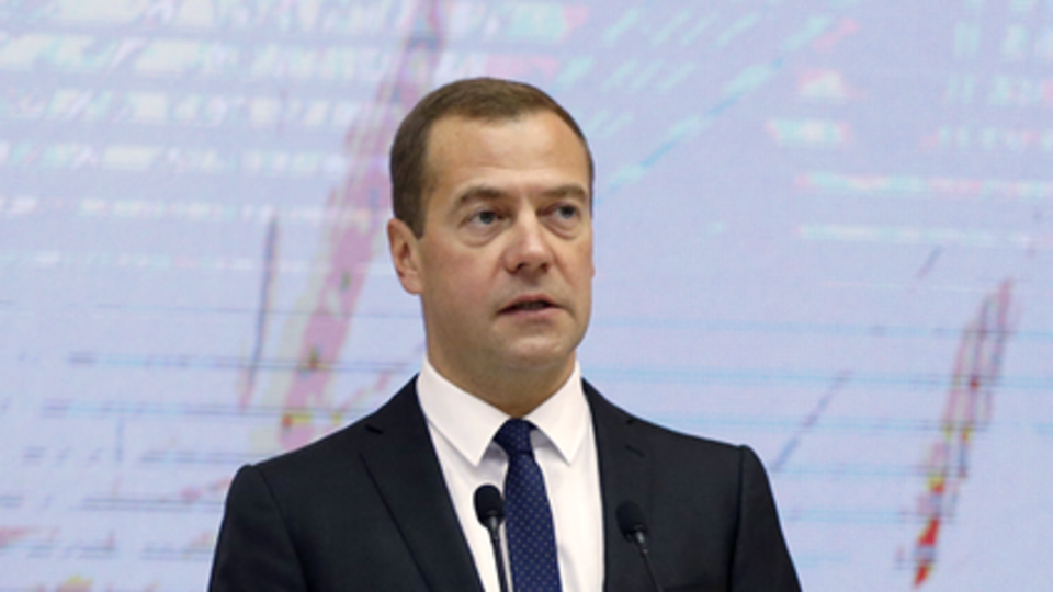 Медведев: Правительству поручено выработать систему мер реагирования на акт агрессии в экономической и гуманитарной с