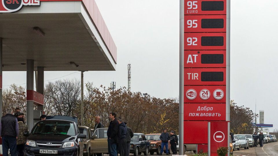 Варламов: Люди паникуют и запасают бензин во все емкости, которые удается найти