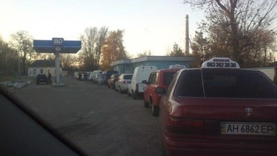 В Донецке очереди за бензином стали нормой