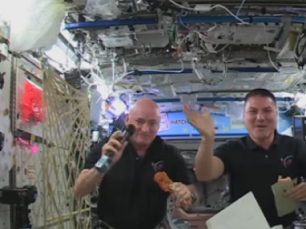 NASA показало ужин астронавтов в День благодарения. Видео