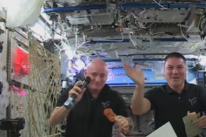 NASA показало ужин астронавтов в День благодарения. Видео