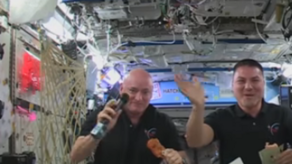 NASA показало ужин астронавтов в День благодарения. Видео