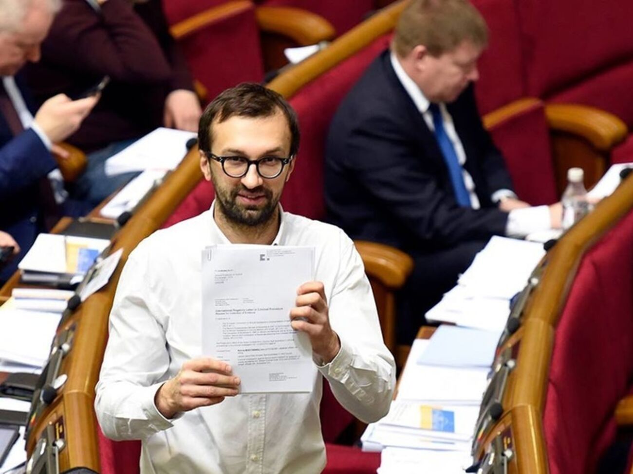 Сергей Лещенко несет документы уголовного дела премьер-министру Арсению Яценюку