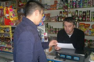 Представители оккупационных "властей" Крыма вручают торговцам "памятки" о запрете освещения витрин