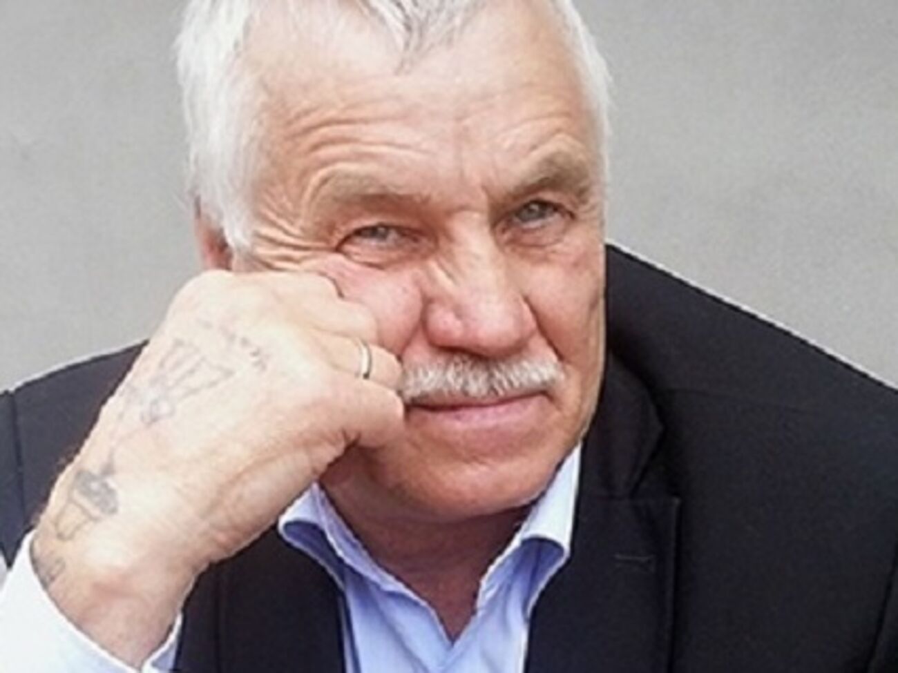 Суд оставил депутату мандат, но назначил штраф